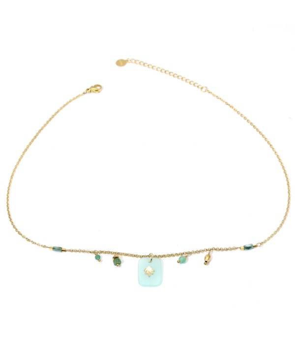 Collares dorados con colgantes cuadrados redondeados de diferentes colores
