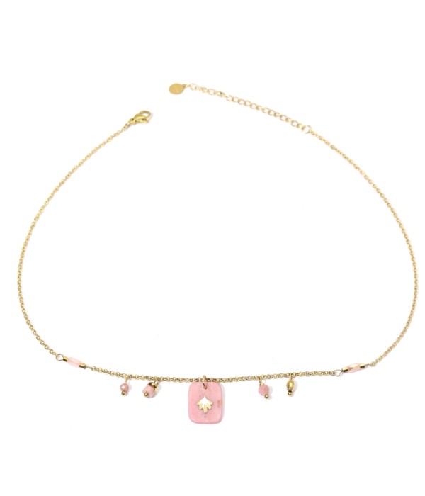 Collares dorados con colgantes cuadrados redondeados de diferentes colores