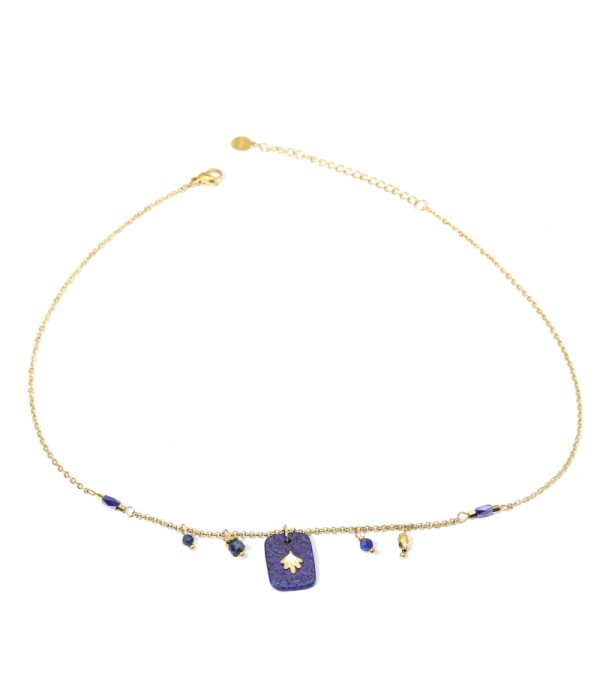 Collares dorados con colgantes cuadrados redondeados de diferentes colores