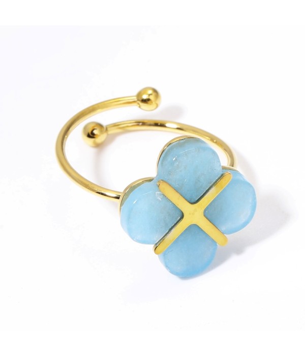 Anillos dorados con trébol de cuatro hojas multicolores