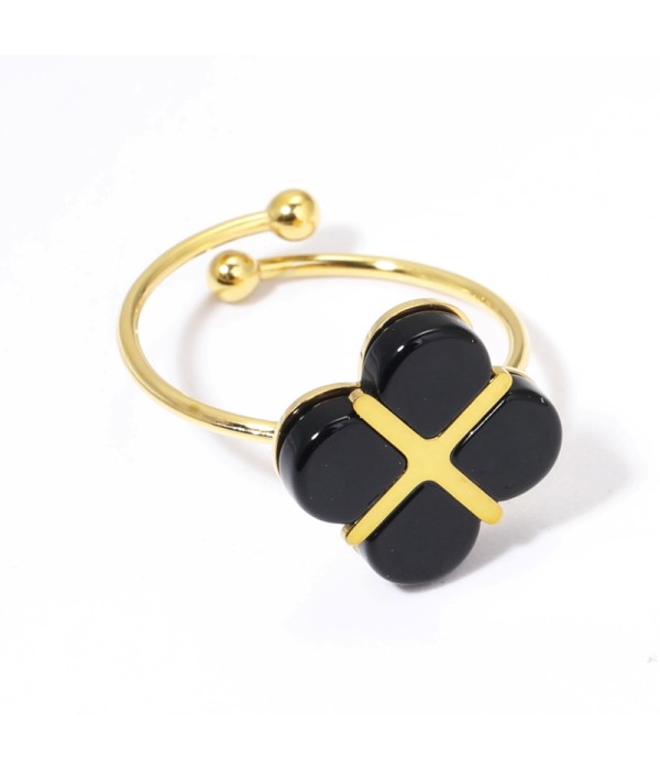 Anillos dorados con trébol de cuatro hojas multicolores