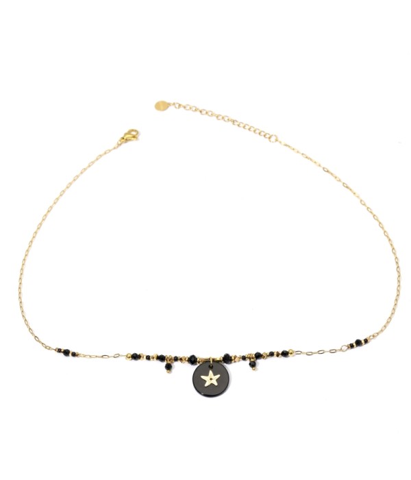 Collares dorados con colgantes círculos de diferentes colores