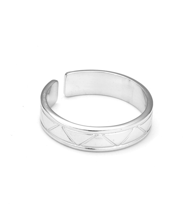 Anillo plateado con padrón geométrico