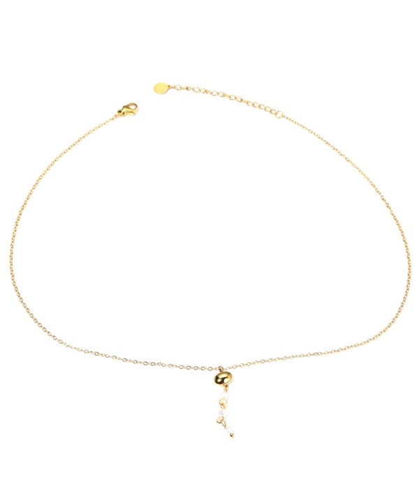 Collar dorado con colgante de cuentas