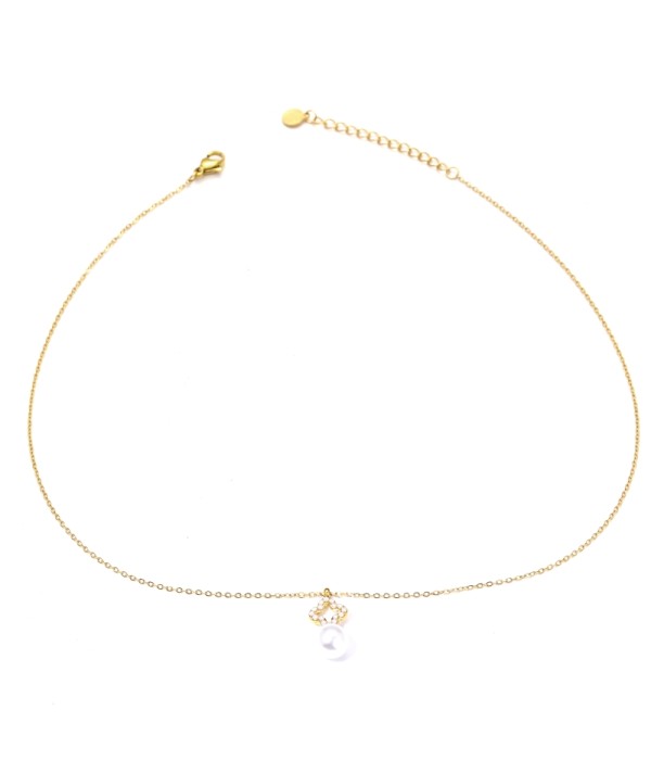 Collar dorado con colgante de perla y circonitas en forma