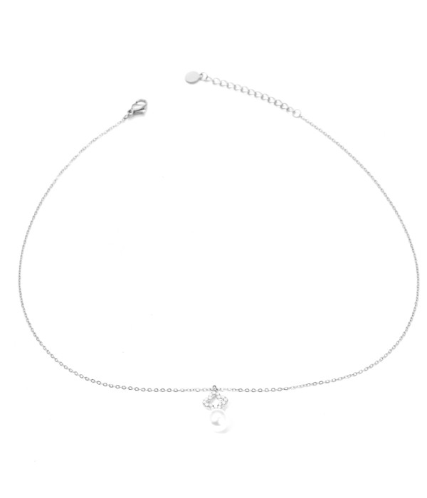 Collar plateado con colgante de perla y circonitas en forma