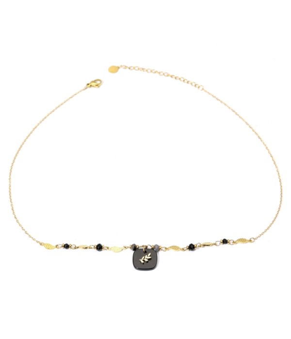 Collares dorados con colgantes cuadrados redondeados de diferentes colores