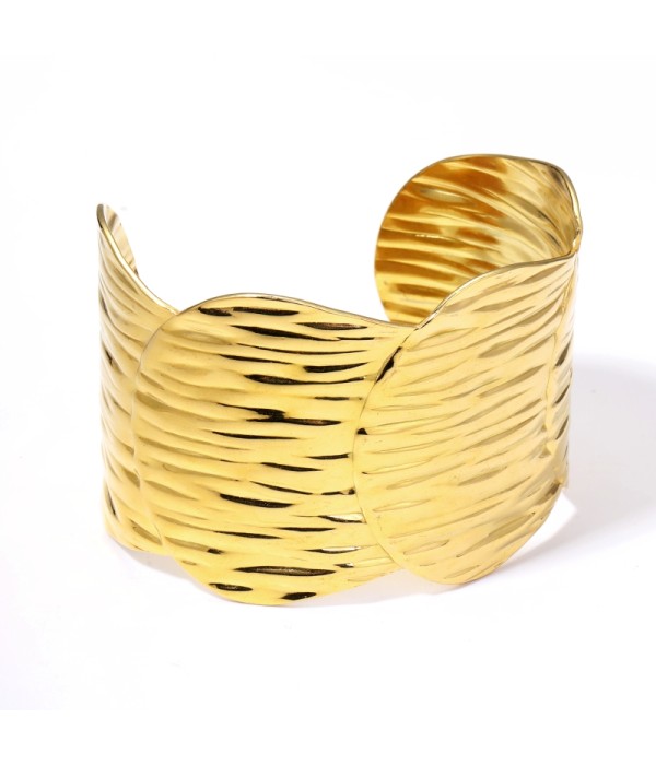 Brazalete dorada de hojas superpuestas martilladas