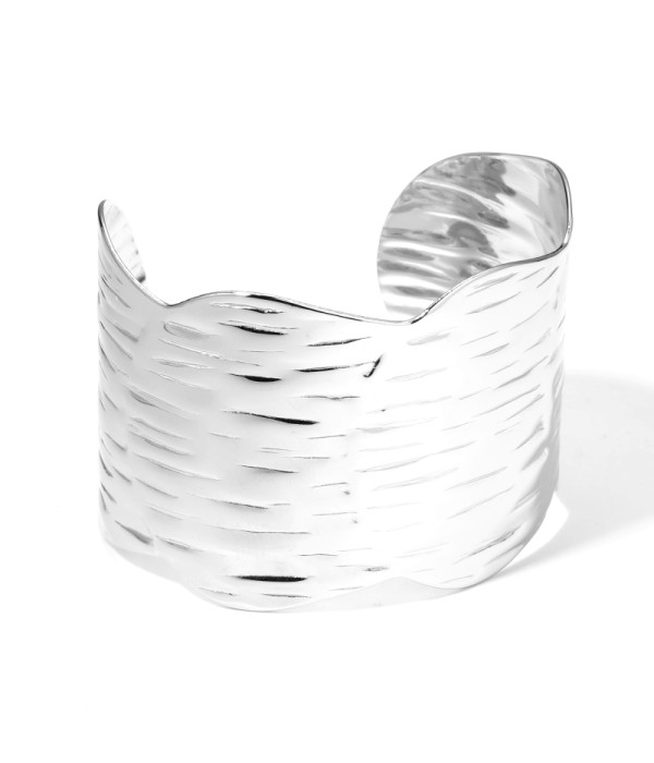 Brazalete plateada de hojas superpuestas martilladas