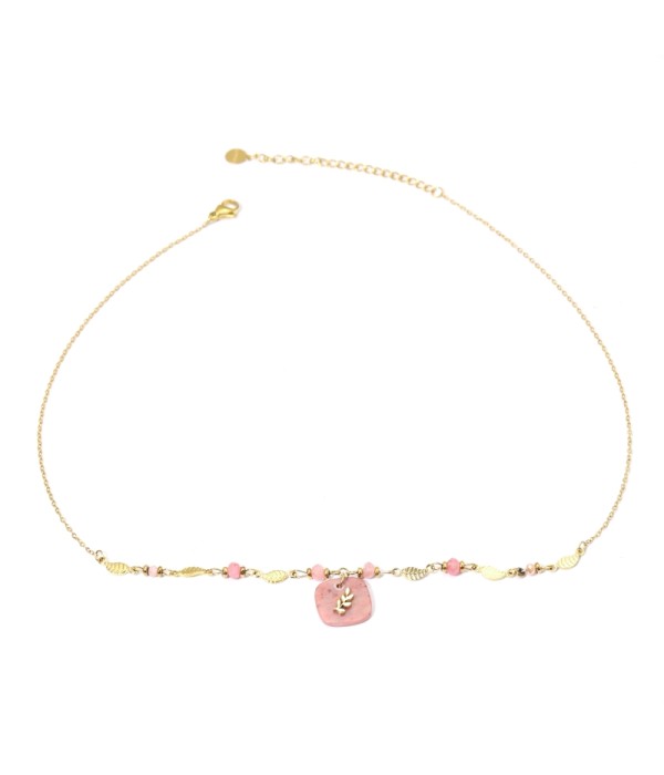 Collares dorados con colgantes cuadrados redondeados de diferentes colores