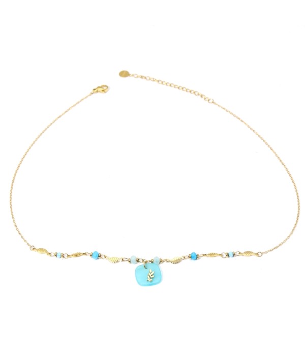 Collares dorados con colgantes cuadrados redondeados de diferentes colores
