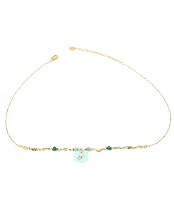 Collares dorados con colgantes cuadrados redondeados de diferentes colores