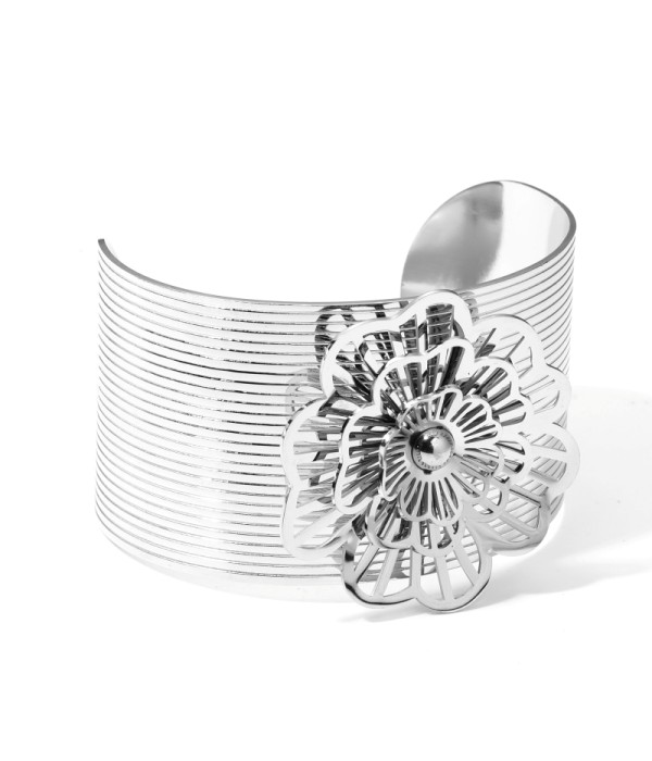 Brazalete plateado con flor