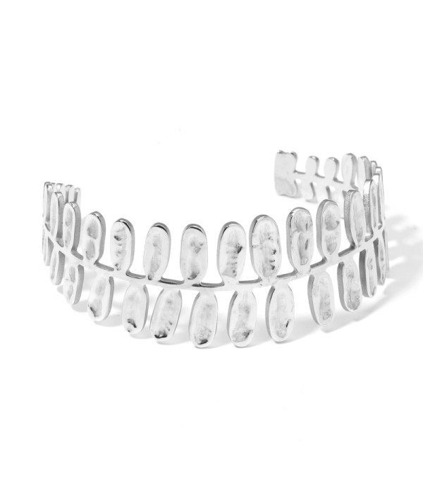 Brazalete plateado de hojas de árbol