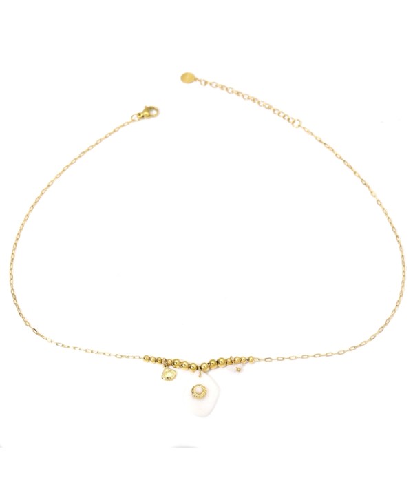 Collares dorados con colgantes rombos de diferentes colores