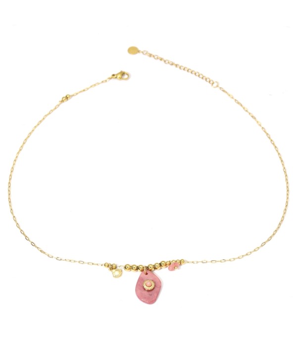 Collares dorados con colgantes rombos de diferentes colores