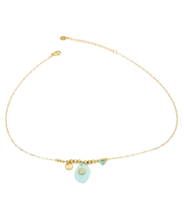 Collares dorados con colgantes rombos de diferentes colores