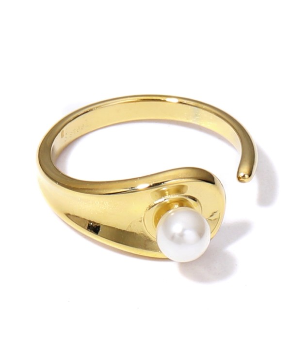Anillo dorado con perla