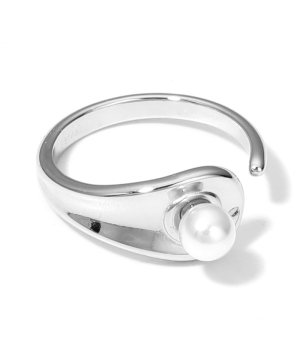 Anillo plateado con perla