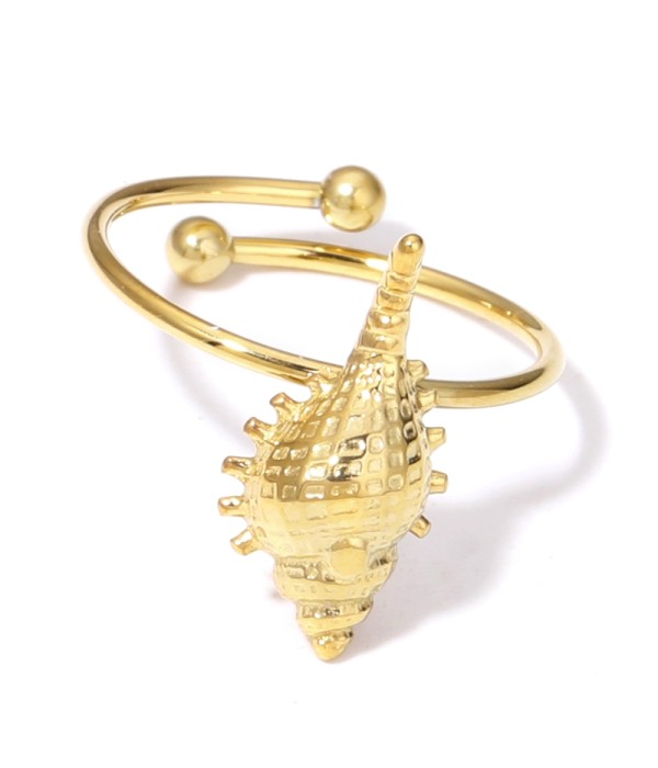 Anillo dorado de concha marina