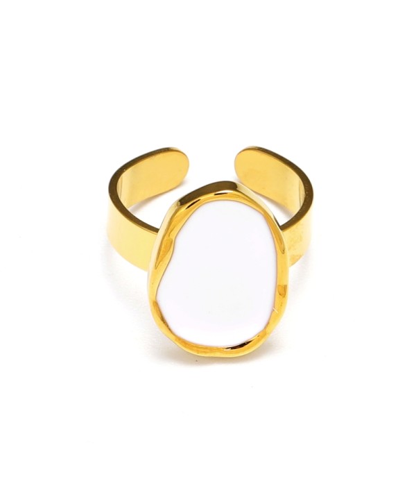 Anillos dorados con pieza de colores en centro