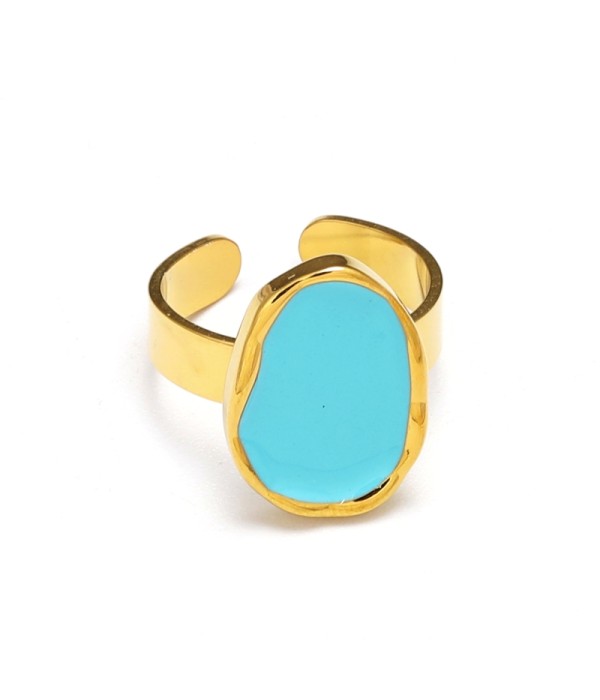 Anillos dorados con pieza de colores en centro