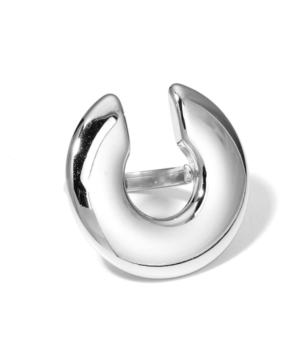 Anillo plateado con círculo abierto