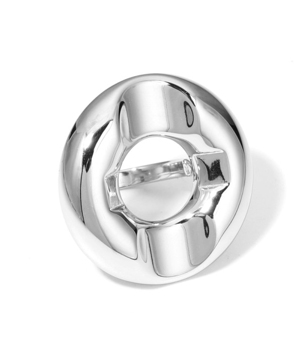 Anillo plateado con círculo hueco