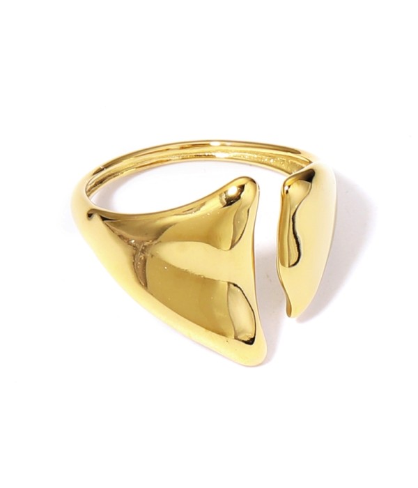 Anillo dorado con triángulo invertido