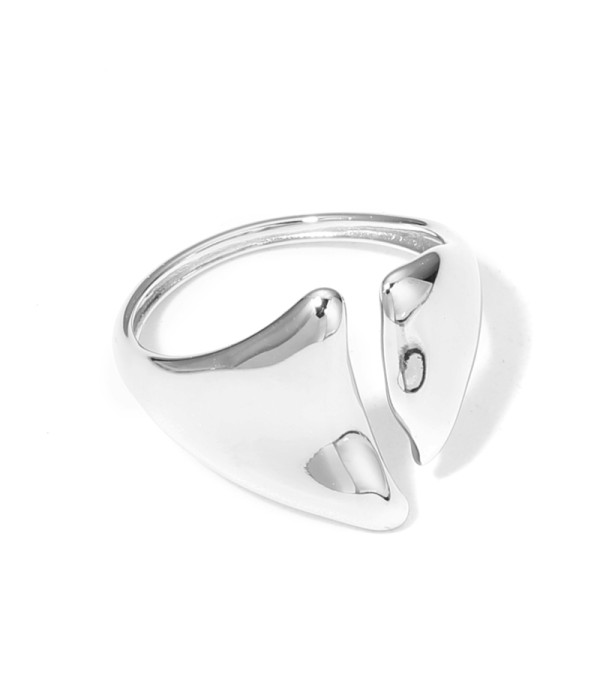 Anillo plateado con triángulo invertido