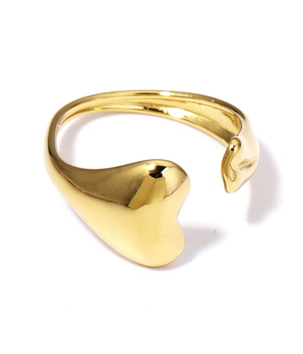 Anillo dorado con corazones