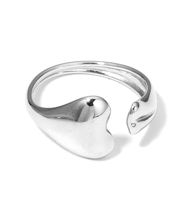 Anillo plateado con corazones