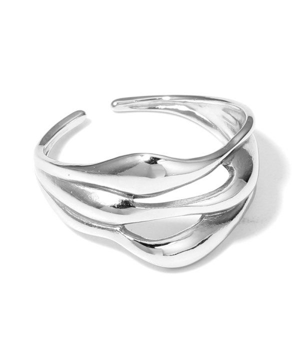 Anillo plateado ondulado