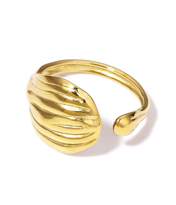 Anillo dorado con ondulaciones