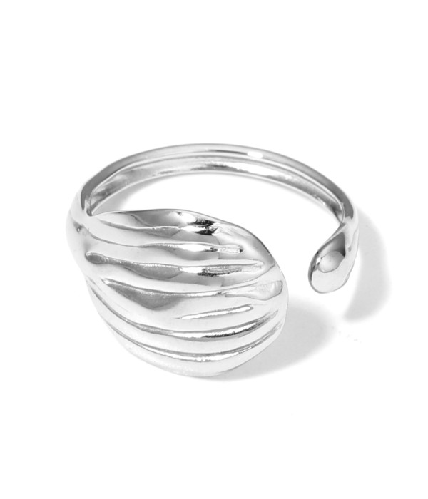 Anillo plateado con ondulaciones