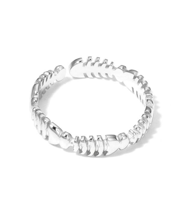 Anillo plateado de aros de espinas de pez