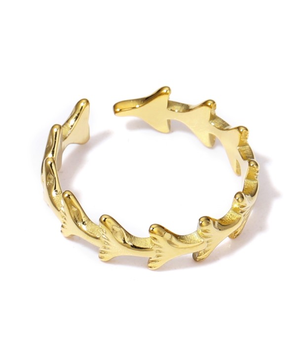 Anillo dorado de aros de cola de pez