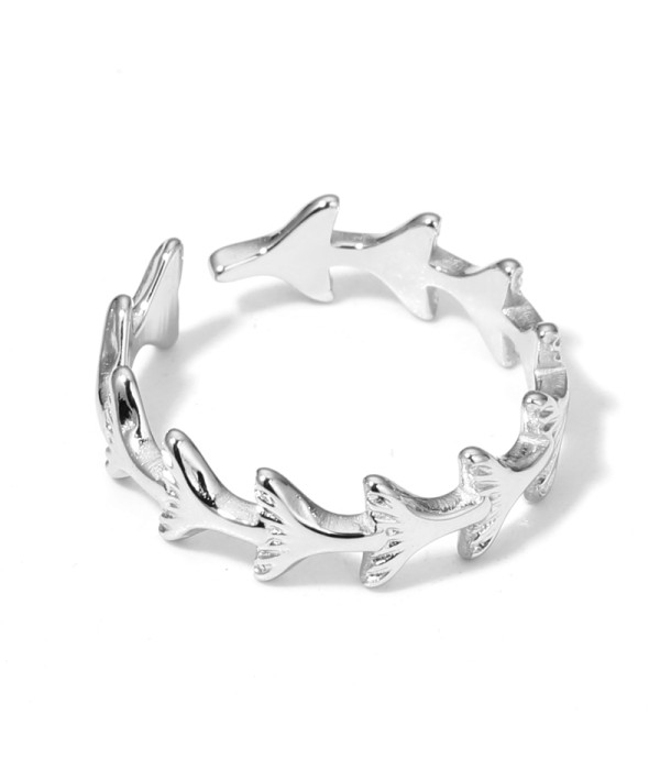 Anillo plateado de aros de cola de pez