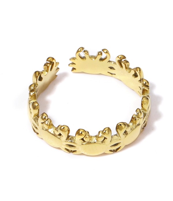 Anillo dorado de aros de cangrejos