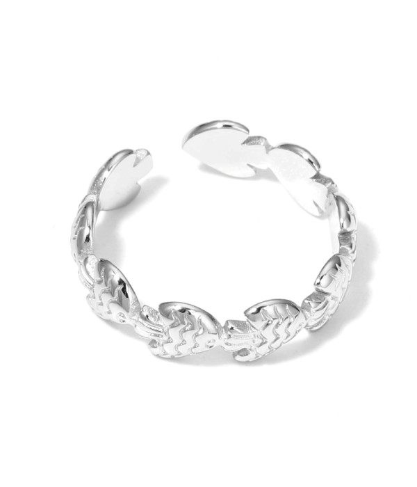 Anillo plateado de aros de peces