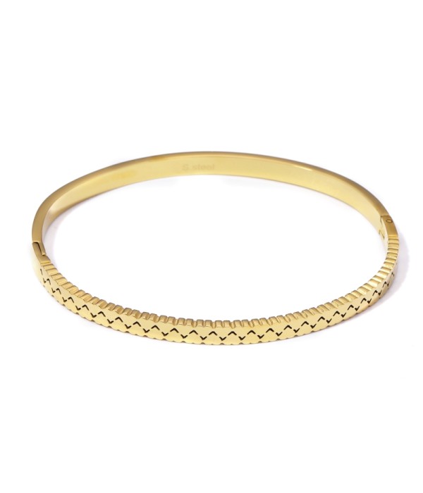 Pulsera rígida dorada tipo manguito con corazones