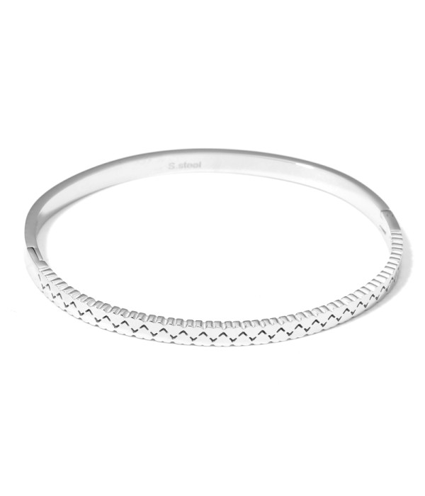 Pulsera rígida plateada tipo manguito con corazones