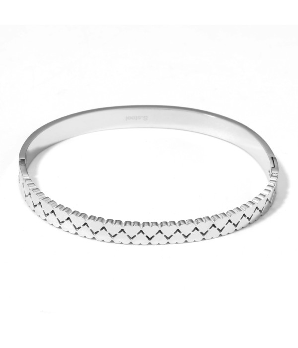 Pulsera rígida tipo manguito con corazones