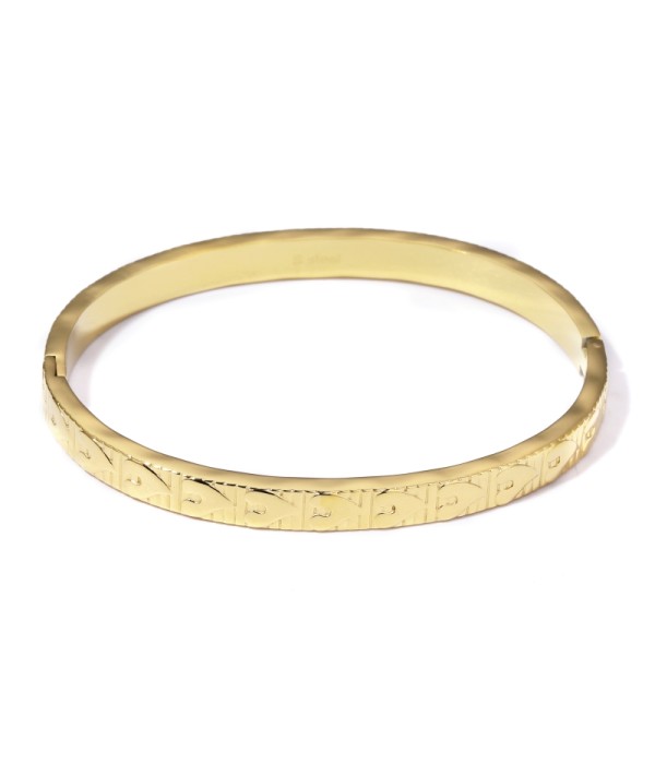 Pulsera rígida dorada tipo manguito texturizada de corazones