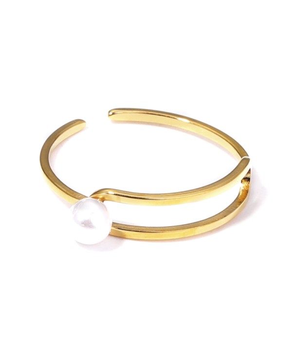 Anillo dorado con forma de rectángulo redondeado con perla