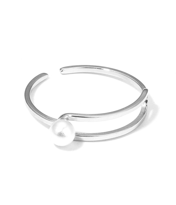 Anillo plateado con forma de rectángulo redondeado con perla