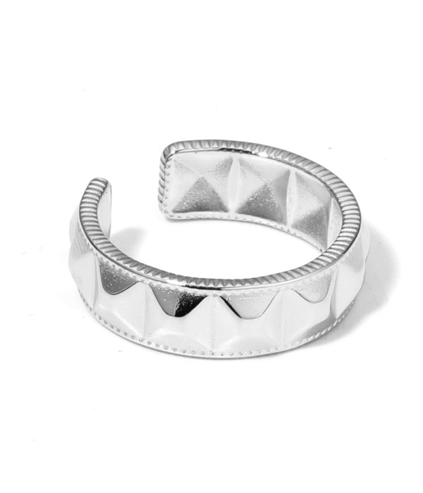Anillo plateado texturizado geométrico