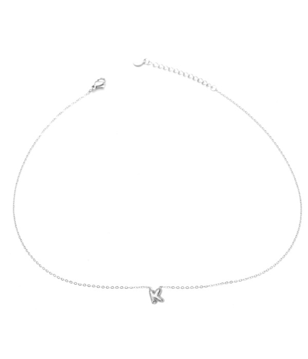 Collar plateado con colgante de letra K