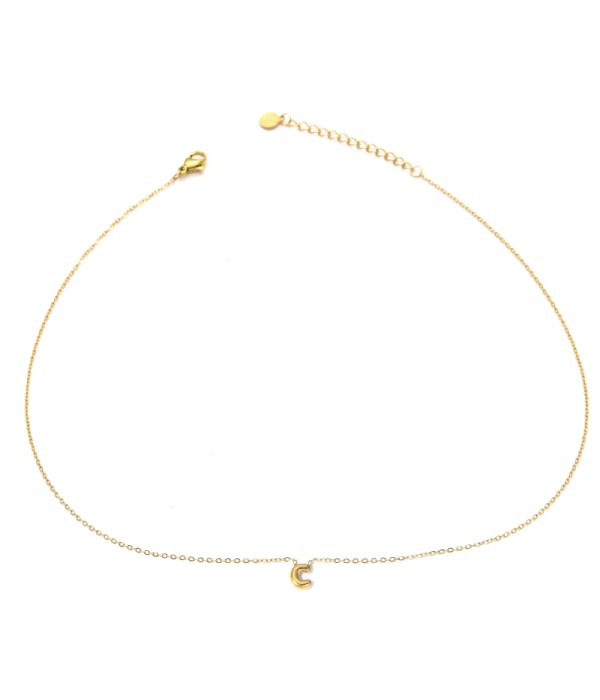 Collar dorado con colgante de letra C