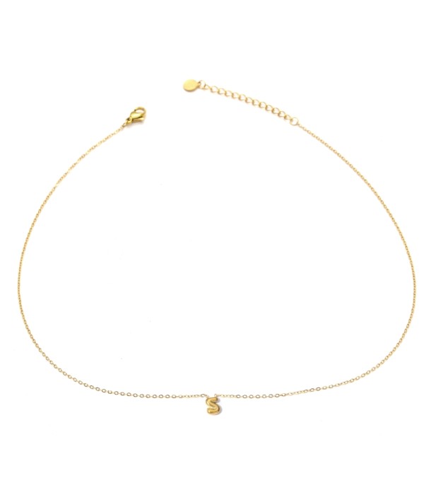 Collar dorado con colgante de letra S